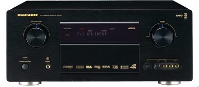 Marantz SR-7002 hjemmebiograf-forstærker, frontpanel, forfra, sort, blå skærm, sølvfarvede knapper og drejeknapper