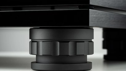 Sort Music Hall MMF 11.3SE pladespiller, nærbillede af basen og tonearmen i mat sort metal