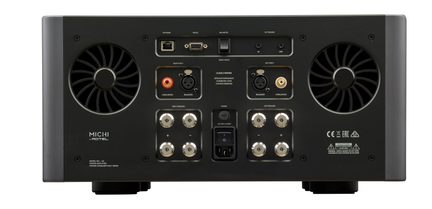 Amplificator audio negru într-o carcasă metalică, vedere din spate cu două grile circulare mari de ventilație, opt borne metalice pentru boxe, intrări XLR și RCA, porturi de rețea și RS232, întrerupător și priză de alimentare
