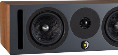 Davis Acoustics Krypton C Classik Center-Lautsprecher Nussbaum, Frontansicht, 2 runde Lautsprecher, 1 zentraler Hochtöner, vertikaler Bassreflexkanal links