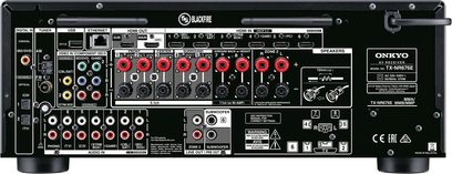 Onkyo TX-NR676E sølvfarvet hjemmebiografsforstærker, frontpanel, frontvisning, mange stik og knapper, central LCD-skærm