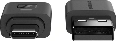 Две безжични предавателя Sennheiser BTD 700 в черен матов пластмасов дизайн, изобразени отпред, единият с мъжки USB-C конектор, а другият с мъжки USB-A конектор