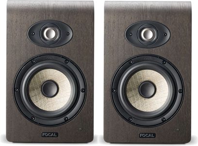 Dva studiové monitory Focal Shape 50 v tmavém ořechu, pohled zepředu, s černými reproduktory a stříbrným tweeterem