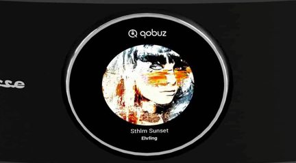 Rund sort cd-cover med stiliseret kvindeligt ansigt i varme farver og hvidt "qobuz"-logo øverst