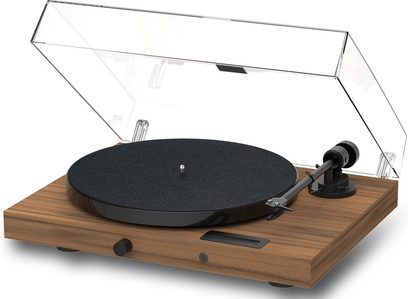 Hi-fi vinila atskaņotājs Pro-Ject Juke Box E1 riekstkoka apdarē ar melnu apaļu disku, melnu tonarmu un caurspīdīgu paceltu vāku