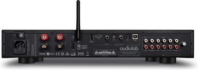 Audiolab 7000A must hi-fi stereovõimendi, vaade tagant koos RCA-pistikute, digitaalportide, antenni ja lülitiga.