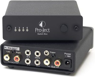 Pro-Ject Switch Box sort centreringsanordning til vinylpladespiller, 5 RCA-indgange, 2 RCA-udgange, 5-positions kontakt, LED