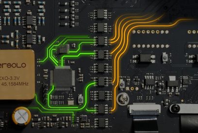 Netværkslydafspiller EverSolo DMP-A10, set fra oven, sorte printplader, grønne og orange linjer, elektroniske komponenter
