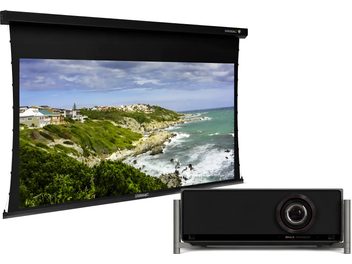 Schwarze motorisierte Projektionsleinwand mit schwarzem Videoprojektor in Frontalansicht und angezeigtem Küstenbild