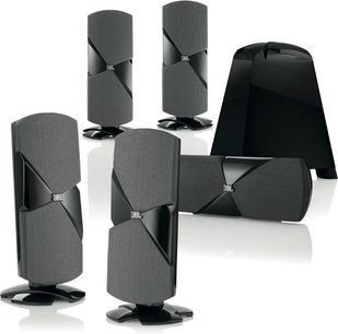 Pakke med kompakte JBL Cinema 500 højttalere i sort set forfra, 4 satellitter, 1 centerhøjttaler, 1 subwoofer