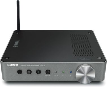 Bezprzewodowy wzmacniacz stereo hi-fi Yamaha WXA-50, kompaktowa prostokątna obudowa z ciemno-szarego szczotkowanego metalu, widok z przodu