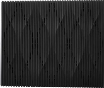 Forsiden af en Bowers & Wilkins Formation Audio sort netværksafspiller, set forfra, med en sort metalrist med lodrette striber