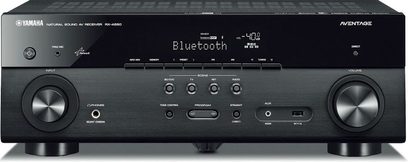 Yamaha RX-A550 sort home cinema-forstærker, sort frontpanel, blåt display, knapper, drejeknapper, perforeret metalgitter