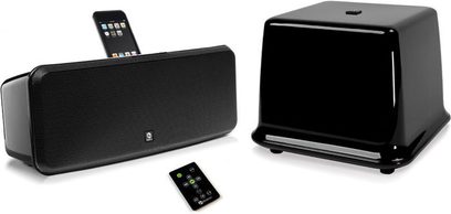 Boston Acoustics i-DS3 plus, to rektangulære sorte højttalere og en sort kubisk subwoofer med integreret iPod-dock