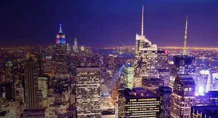 Natlig luftfoto af New York, oplyste skyskrabere, Empire State Building og Chrysler Building synlige
