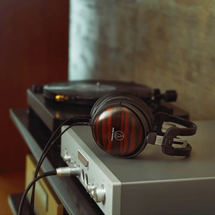 Gesloten Audio Technica ATH-AWKT houten hoofdtelefoon met donkere nerven, ovale oorschelpen, gevoerde hoofdband, gevlochten kabel