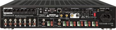 Amplificatore multizona Russound MCA-66, pannello frontale nero con pulsanti, porte, display e spie luminose