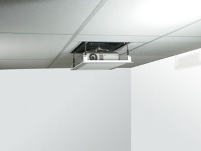 Vogel's PPL 3535 loftbeslag til projektor, hvid, set nedefra i frøperspektiv, monteret i loftet