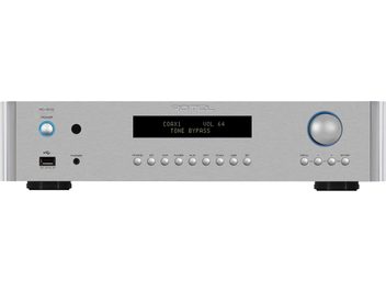 Předzesilovač RC-1572 MKII stříbrný, pohled zepředu, kulaté tlačítko napájení, centrální digitální displej, 12 kulatých tlačítek, 2 porty vlevo dole, velký ovládací knoflík vpravo