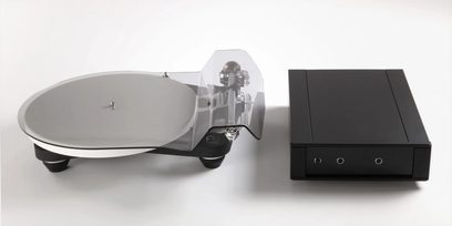 Rega Planar 10 mat sort pladespiller med Aphelion 2 MC-pickup og separat strømforsyningsenhed, set fra tre kvarter vinkel