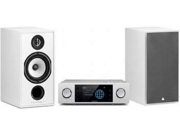 Sistem hi-fi Kenwood alb cu două boxe de raft Triangle, dintre care una cu grilă neagră detașabilă