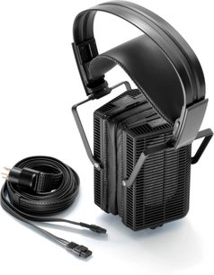 Ανοιχτά ακουστικά hi-fi STAX Lambda SR-L700MK2 μαύρου χρώματος, τρισδιάστατη όψη από αριστερά, με καλώδιο και σύνδεσμο