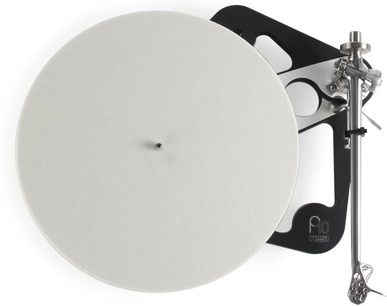 Rega Planar 10 mat sort pladespiller med arm og pickup, set fra en trekvart vinkel forfra på hvid baggrund