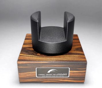 Kabelový stojan Franc Audio Accessories z dřeva a matného černého kovu, válcového dutého tvaru, na dřevěném podstavci