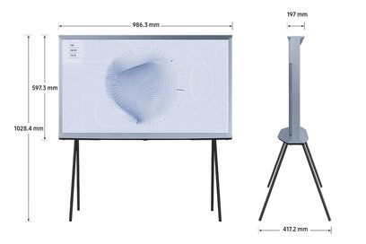 Samsung The Serif QE43LS01BB 2022 TV på fødder, skærm der viser blåt abstrakt mønster, detaljerede dimensioner i mm