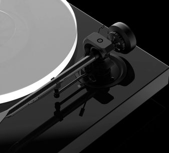 Pro-Ject X1 pladespiller i piano sort, højglans sort lak. Nærbillede i fugleperspektiv af tonearmen med pickup og modvægt