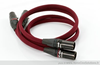 Balanceret XLR-lydkabel fra MPC Audio i rød bordeauxfarve, snoet med to sorte XLR-stik, nærbillede