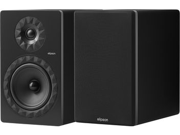 Elipson Prestige Facet II 8B mat siyah hoparlör çifti, ahşap kutu içinde, üç çeyrek ön görünüm; biri tweeter ve woofer'ı gösteren kumaş deseniyle çevrili, diğeri siyah kumaş akustik ızgaralı