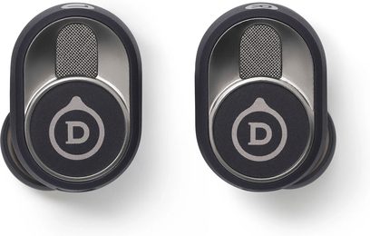 Две черни вътрешноушни слушалки Devialet Gemini II, изобразени отпред, с кръгли метални решетки в центъра