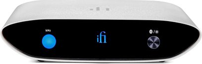 iFi Audio Zen Air Blue trådløs Bluetooth-sender, set ovenfra, oval form, sort og sølvfarvet, blå LED-skærm