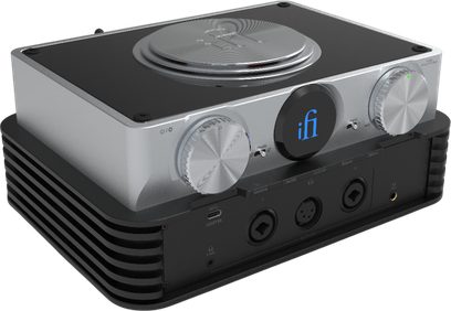 iFi Audio iDSD Phantom hi-fi hovedtelefonforstærker i sølvfarvet og sort aluminium, store drejeknapper på fronten og hovedtelefonudgange