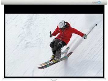 Skiër in rode skipak die een besneeuwde helling afdaalt op ski's, afgebeeld op een witte projectiescherm