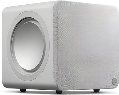 Compacte witte subwoofer, driekwartaanzicht, met stoffen grille en ronde zijpoort