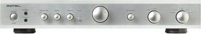 Rotel A-10 sølvfarvet stereo hi-fi-forstærker, frontpanel, frontvisning, drejeknapper, jackstik, tændt LED-lys