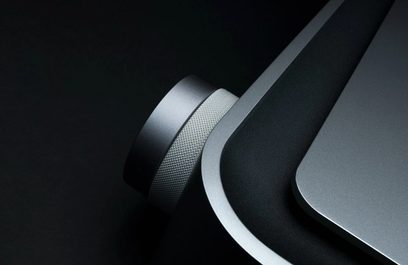 Lähikuva hohtavista hopeisista ja mustista metallisista kaarista elektronisesta laitteesta