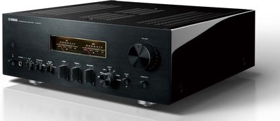 Yamaha A-S2200 sort hi-fi stereforstærker, set forfra, sort front med sølvfarvede knapper og drejeknapper, orange display