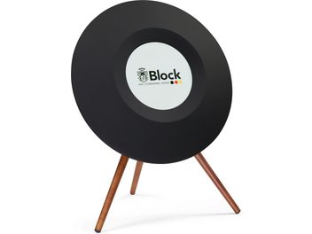 Diffusore connesso Block OPUS L nero, dal design circolare su tre piedini marroni, con logo centrale su sfondo bianco