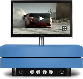 TV-møbel Spectral Brick BR1502-SL i lysblå, fladskærm der viser en rød bil, 5 sølvfarvede knapper