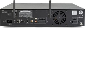 Højfidelitets effektforstærker SVX-1202, bagsidevisning, sort rektangulært kabinet, 2 antenner, forskellige tilslutninger, cirkulær ventilator