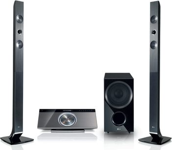LG HX976DZ hjemmebiografsystem bestående af en basrefleksboks, to gulvhøjtalere og en soundbar med integreret Blu-ray-afspiller, set forfra på hvid baggrund