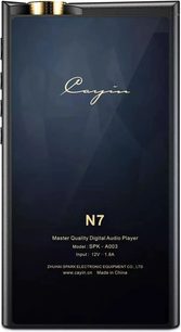 Baladeur audiophile Cayin N7 noir, dos en verre brillant encastré dans un châssis métallique noir, molette moletée dorée partiellement visible sur le bord supérieur gauche, vue arrière de face