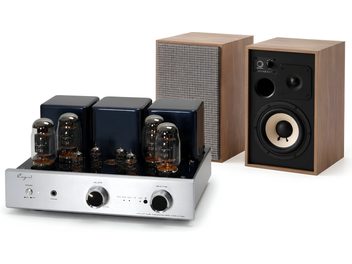 Amplificatore valvolare Cayin argento e nero con coppia di diffusori da scaffale finitura legno, vista di tre quarti