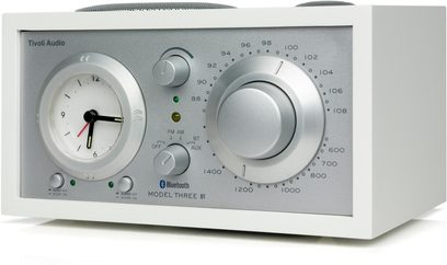 Tafelradio Tivoli Model Three BT in wit es/zilver, vooraanzicht, grote afstemknop, analoge klok