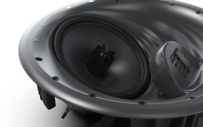 Apvalus įleidžiamas GoldenEar Invisa HTR 8000 garsiakalbis, priekinis artimas vaizdas, juoda grotelių danga su logotipu, centrinis žemų dažnių garsiakalbis