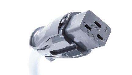 Connettore elettrico femmina in plastica grigia, tre fessure N e L, marcatura 16A 250V~, primo piano in vista obliqua