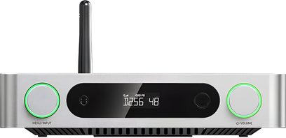 Preamplificatore per cuffie FiiO K13 R2R, alluminio argento, vista frontale, schermo centrale, due manopole con anello verde, antenna posteriore
